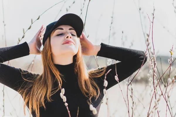 Femme Porter Col Roulé Noir Jeans Casquette Baseball Fille Dans — Photo