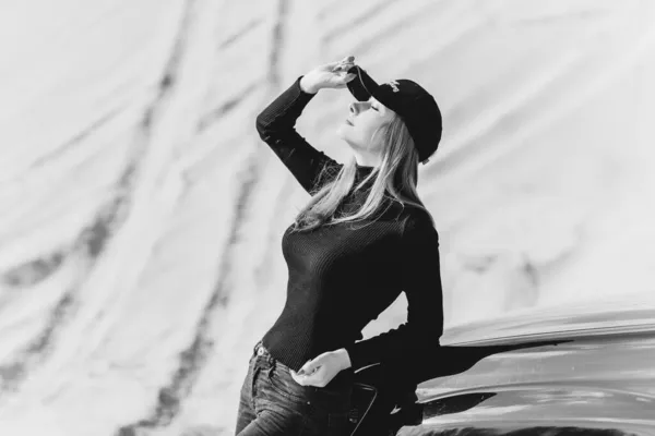 Жінка Носить Чорний Черепаха Джинси Бейсбольну Шапку Дівчина Пустелі Піском — стокове фото
