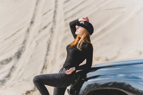 Женщина Носит Черную Водолазку Джинсы Бейсболку Девушка Песчаной Пустыне Модный — стоковое фото