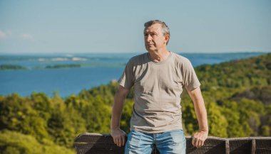 Yaşlılar yaşam tarzı, emekli insanlar konsepti, mavi ruh halindeki olgun bir adamın portresi.