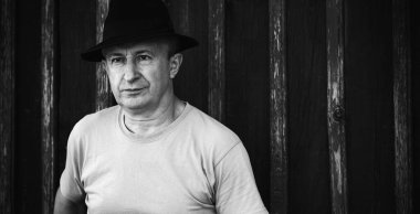 Yaşlılar yaşam tarzı, emekli insanlar konsepti, mavi ruh halindeki olgun bir adamın portresi.