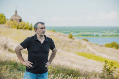 Yaşlılar yaşam tarzı, emekli insanlar konsepti, mavi ruh halindeki olgun bir adamın portresi.