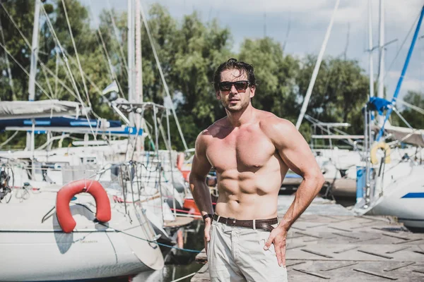 Uomo Barbuto Sexy Piedi Sullo Yacht Club Tizio Una Barca — Foto Stock