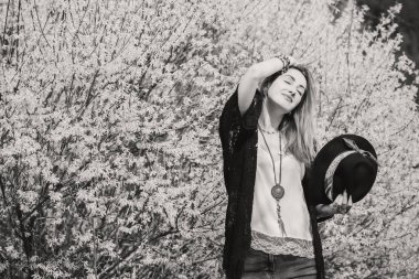 Moda tarzında kapanış ve aksesuarları olan şık bir kadın. - Evet. Kadınlar için doğal etnolar.