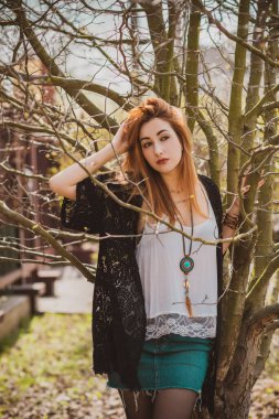 Moda tarzında kapanış ve aksesuarları olan şık bir kadın. - Evet. Kadınlar için doğal etnolar.