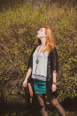 Moda tarzında kapanış ve aksesuarları olan şık bir kadın. - Evet. Kadınlar için doğal etnolar.