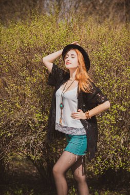 Moda tarzında kapanış ve aksesuarları olan şık bir kadın. - Evet. Kadınlar için doğal etnolar.