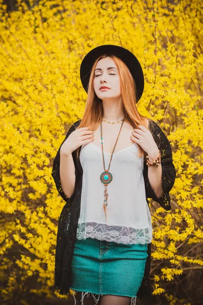 Boho Chic Frau Modischen Close Und Accessoires Natürliche Ethnos Mode — Stockfoto