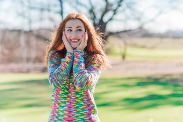 穿着羊毛外套 五彩缤纷的毛衣 城市公园里漂亮女士的肖像 流行的概念 — 图库照片