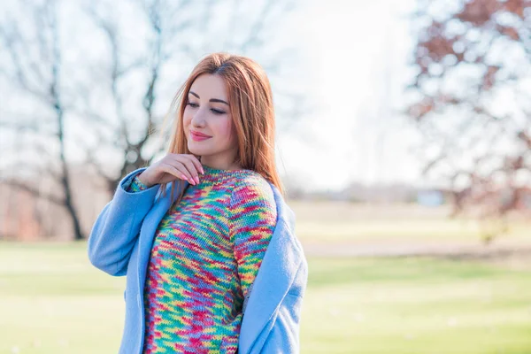 코트를 스웨터를 공원의 여인의 유행하는 — 스톡 사진