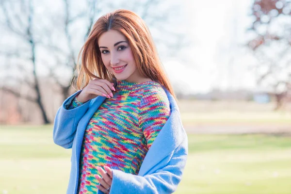 Mulher Casaco Camisola Colorida Retrato Senhora Agradável Parque Cidade Conceito — Fotografia de Stock