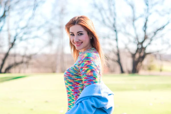 Yün Ceketli Bir Kadın Renkli Bir Kazak Şehir Parkında Güzel — Stok fotoğraf