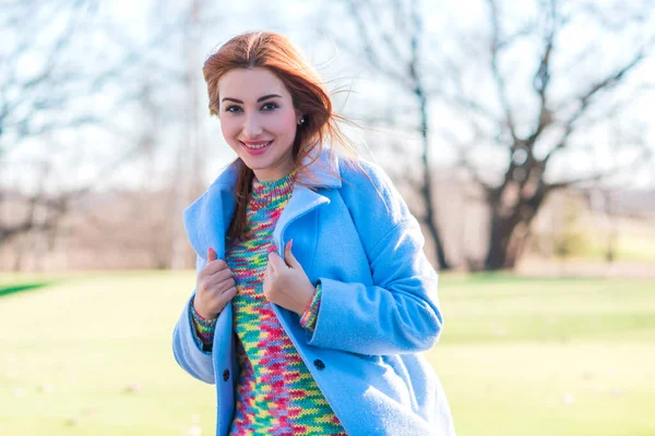 Kobieta Wełnianym Płaszczu Kolorowy Sweter Portret Miłej Pani Parku Miejskim — Zdjęcie stockowe