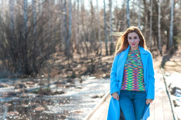 Kobieta Wełnianym Płaszczu Kolorowy Sweter Portret Miłej Pani Parku Miejskim — Zdjęcie stockowe