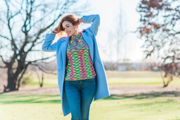 Frau Wollmantel Bunter Pullover Porträt Einer Netten Dame Stadtpark Trendiges — Stockfoto