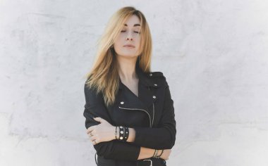 Doğal görünüşlü, şık saç stili, eko deri ceketli, modern kadın tarzı.