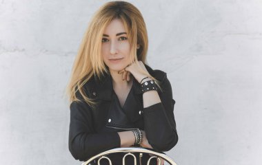 Doğal görünüşlü, şık saç stili, eko deri ceketli, modern kadın tarzı.