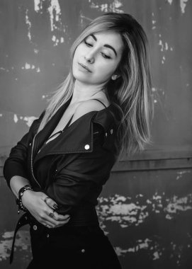 Doğal görünüşlü, şık saç stili, eko deri ceketli, modern kadın tarzı.