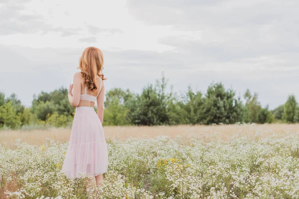 Fleurs Femme Romantique Sur Terrain Soleil Soir Beauté Romantique Fille — Photo