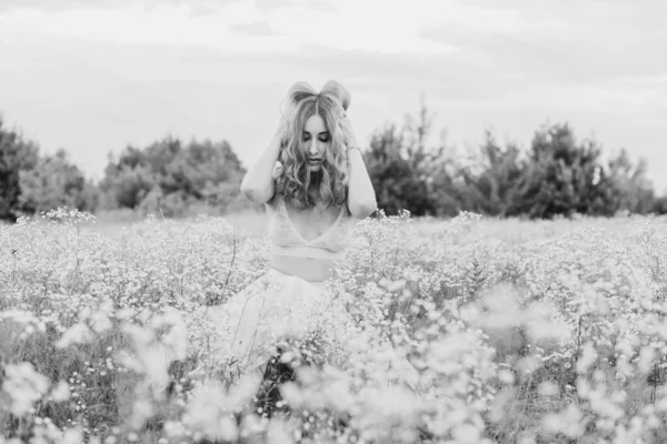 Bloemen Romantische Vrouw Het Veld Lichte Avondzon Beauty Romantic Girl — Stockfoto