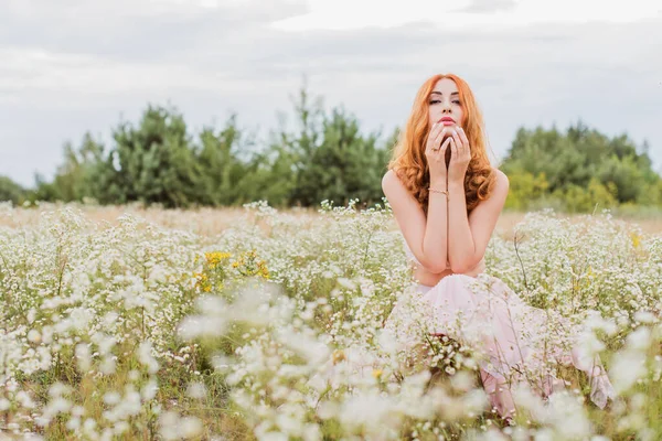 Blumen Und Romantische Frau Auf Dem Feld Lit Abendsonne Beauty — Stockfoto