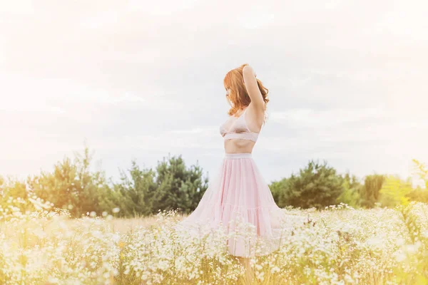 Blumen Und Romantische Frau Auf Dem Feld Lit Abendsonne Beauty — Stockfoto