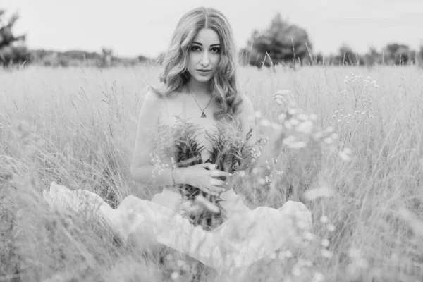 Blumen Und Romantische Frau Auf Dem Feld Lit Abendsonne Beauty — Stockfoto