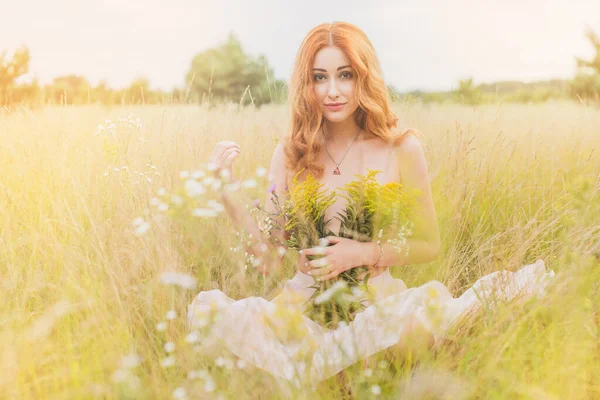 Flores Mulher Romântica Campo Lit Noite Sol Beleza Romântica Menina — Fotografia de Stock