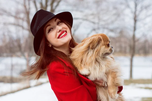 Французская Стильная Женщина Красном Пальто Гуляет Парку — стоковое фото