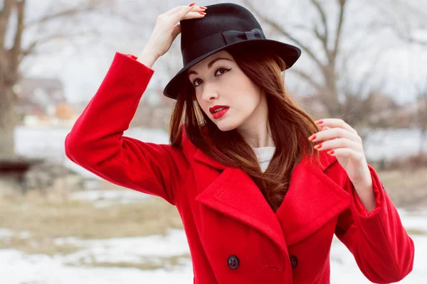 Прекрасна Француженка Червоному Пальто Ходить Парком — стокове фото