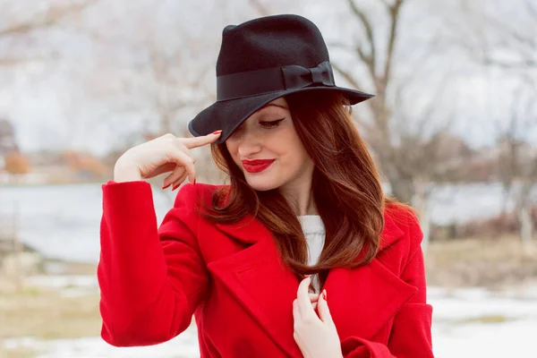 Прекрасна Француженка Червоному Пальто Ходить Парком — стокове фото