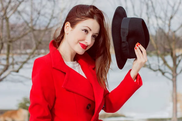 Bella Francese Elegante Donna Cappotto Rosso Piedi Nel Parco — Foto Stock