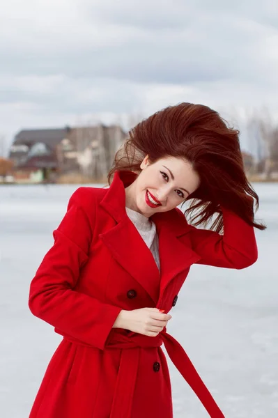 Mulher Elegante Francês Bonita Casaco Vermelho Andando Parque — Fotografia de Stock