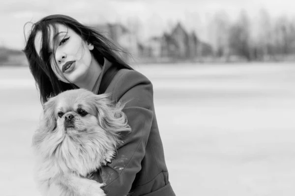 Mooie Franse Stijlvolle Vrouw Rode Jas Wandelen Park — Stockfoto