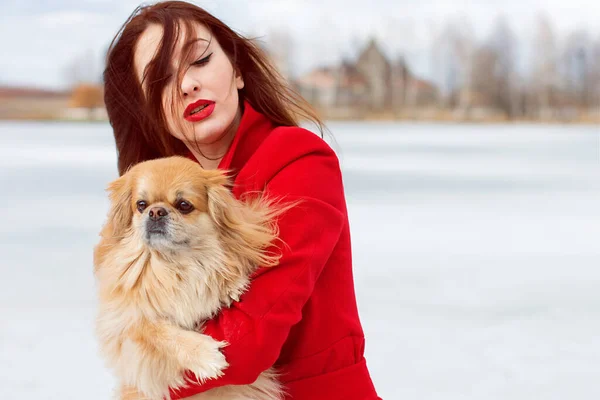 Hermosa Mujer Francesa Con Estilo Abrigo Rojo Caminando Parque —  Fotos de Stock