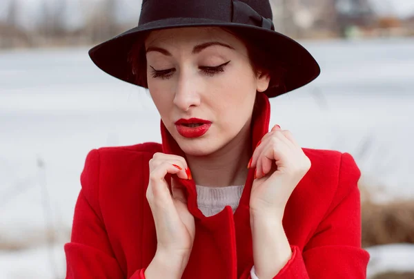 美丽的法国时尚女人穿着红色外套在公园里散步 — 图库照片