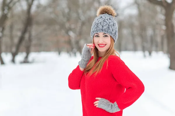 Gyönyörű Fiatal Lány Piros Kabátban Téli Karácsonyi Ruhák Gyapjú Kalap — Stock Fotó