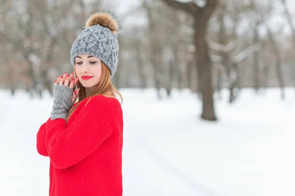 Bella Ragazza Cappotto Rosso Inverno Vestiti Natale Cappello Lana Uno — Foto Stock
