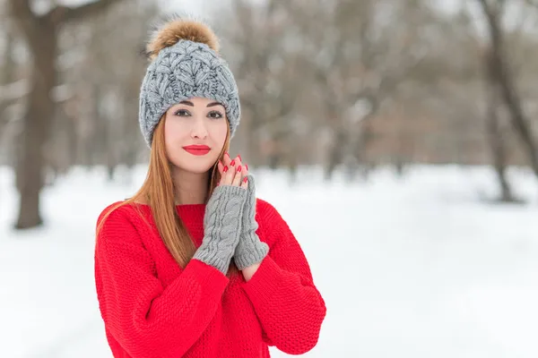 Hermosa Joven Con Abrigo Rojo Ropa Navidad Invierno Sombrero Lana — Foto de Stock