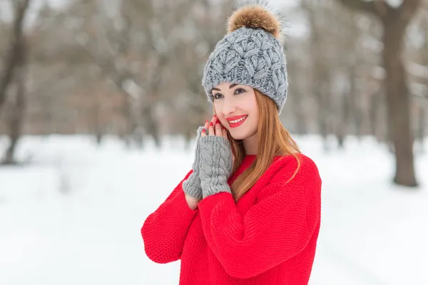 Piękna Młoda Dziewczyna Czerwonym Płaszczu Zimowe Ubrania Świąteczne Wełniany Kapelusz — Zdjęcie stockowe