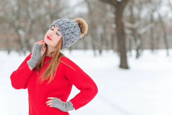 Hermosa Joven Con Abrigo Rojo Ropa Navidad Invierno Sombrero Lana — Foto de Stock