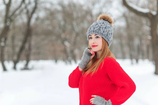 Красива Молода Дівчина Червоному Пальто Зимовий Різдвяний Одяг Вовняний Капелюх — стокове фото