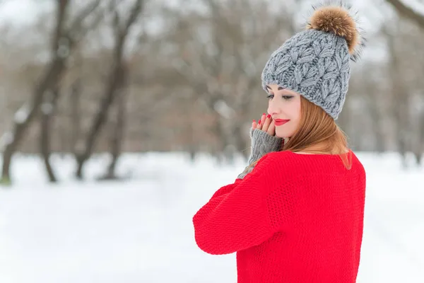 Gyönyörű Fiatal Lány Piros Kabátban Téli Karácsonyi Ruhák Gyapjú Kalap — Stock Fotó
