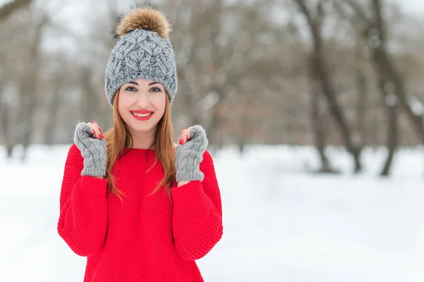 Bella Ragazza Cappotto Rosso Inverno Vestiti Natale Cappello Lana Uno — Foto Stock