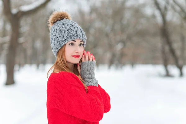 Όμορφη Νεαρή Κοπέλα Κόκκινο Παλτό Χειμώνα Χριστουγεννιάτικα Ρούχα Και Μαλλί — Φωτογραφία Αρχείου