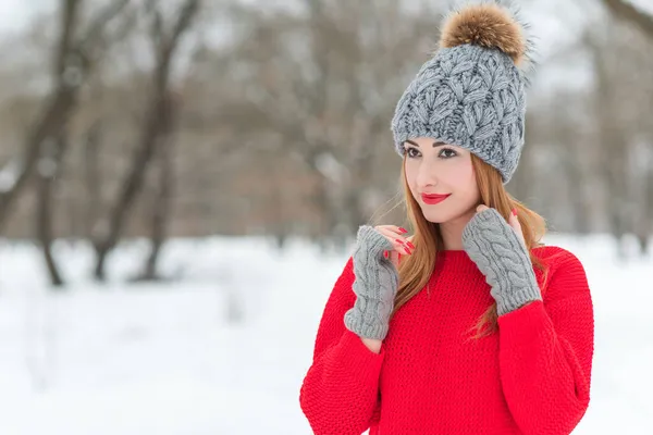 Bella Ragazza Cappotto Rosso Inverno Vestiti Natale Cappello Lana Uno — Foto Stock