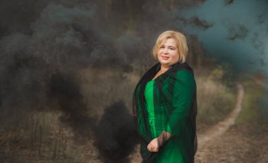 Güzel tombul bir bayan portresi, zarif bir hayat tarzı, renkli bir bombayla gezen Amerikalı tombul bir kadın.