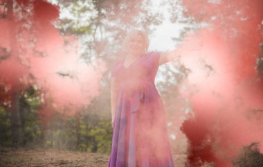 Güzel tombul bir bayan portresi, zarif bir hayat tarzı, renkli bir bombayla gezen Amerikalı tombul bir kadın.