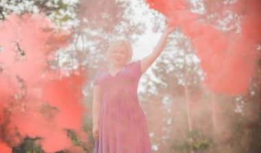 Güzel tombul bir bayan portresi, zarif bir hayat tarzı, renkli bir bombayla gezen Amerikalı tombul bir kadın.