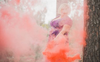 Güzel tombul bir bayan portresi, zarif bir hayat tarzı, renkli bir bombayla gezen Amerikalı tombul bir kadın.